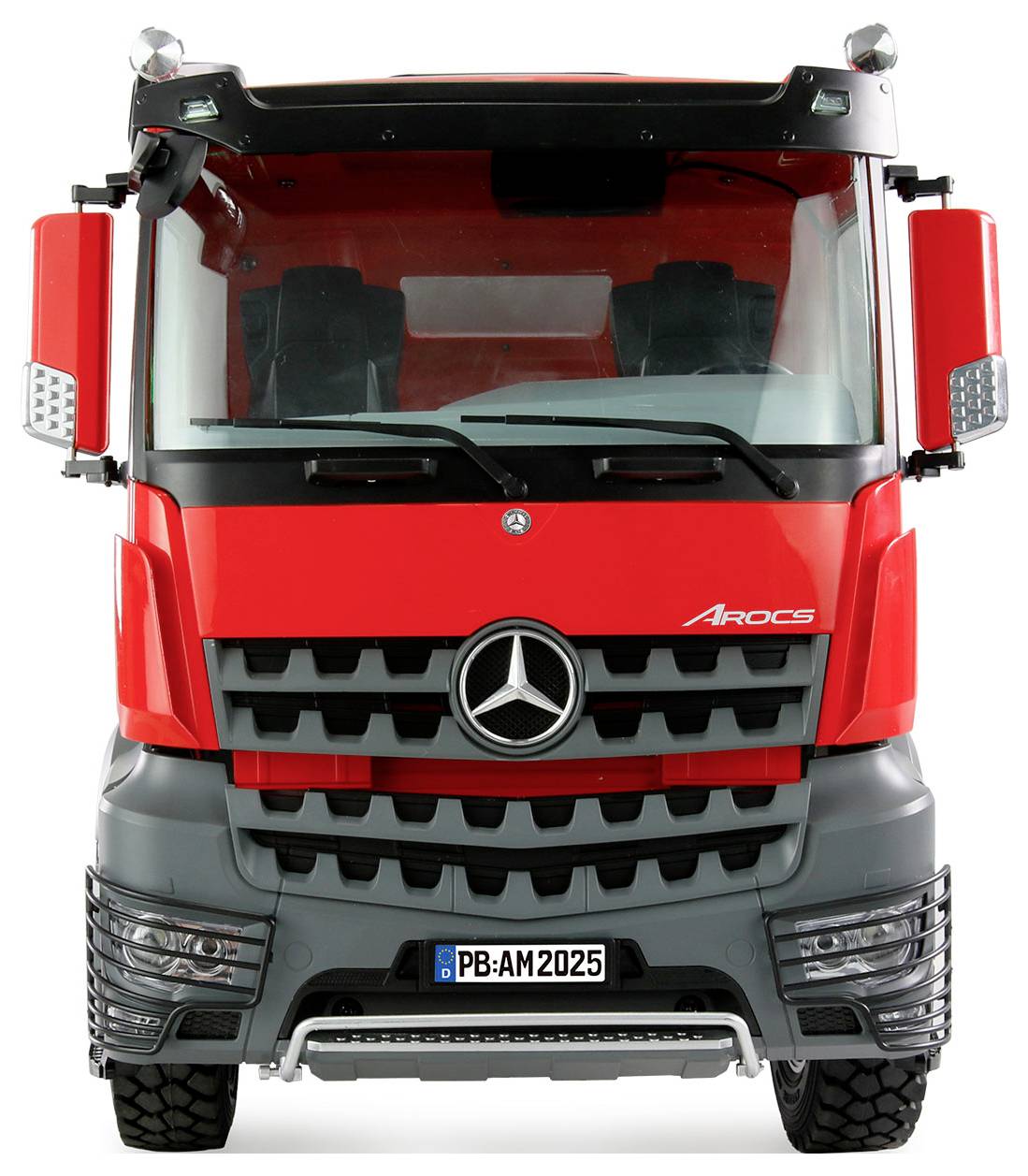 Crveni kamion sprijeda. Na prednjoj strani nalazi se logo automobilskog proizvođača.