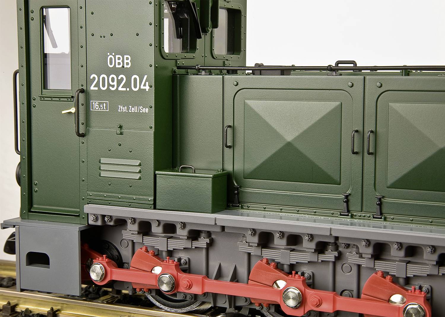 Zelena modelna lokomotiva ÖBB-a s brojem 2092.04 stoji na tračnicama. Detaljno vjerna reprodukcija originala.
