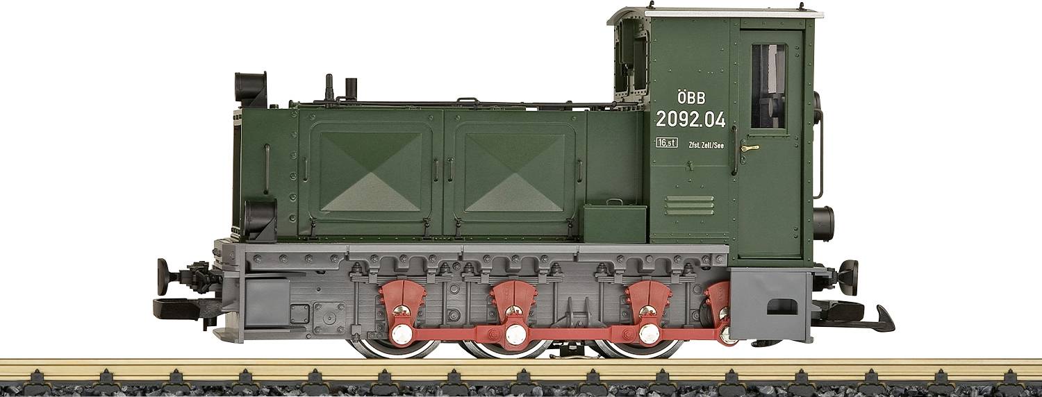 Zelena ÖBB lokomotiva, broj 2092.04, snimljena sa strane na željezničkoj pruzi.