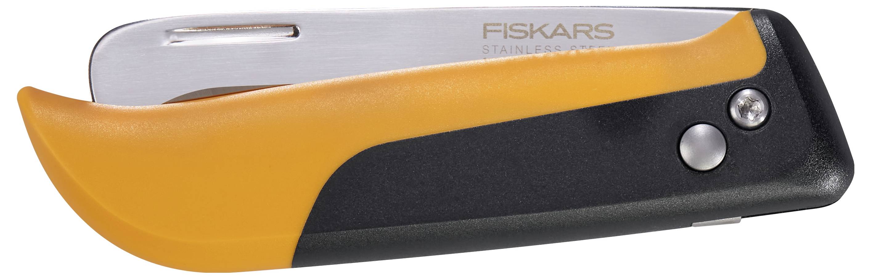 Sklopivi Fiskars nož u narančasto-crnoj boji od nehrđajućeg čelika, zatvoren, sa srebrnim elementom i sigurnosnom tipkom.