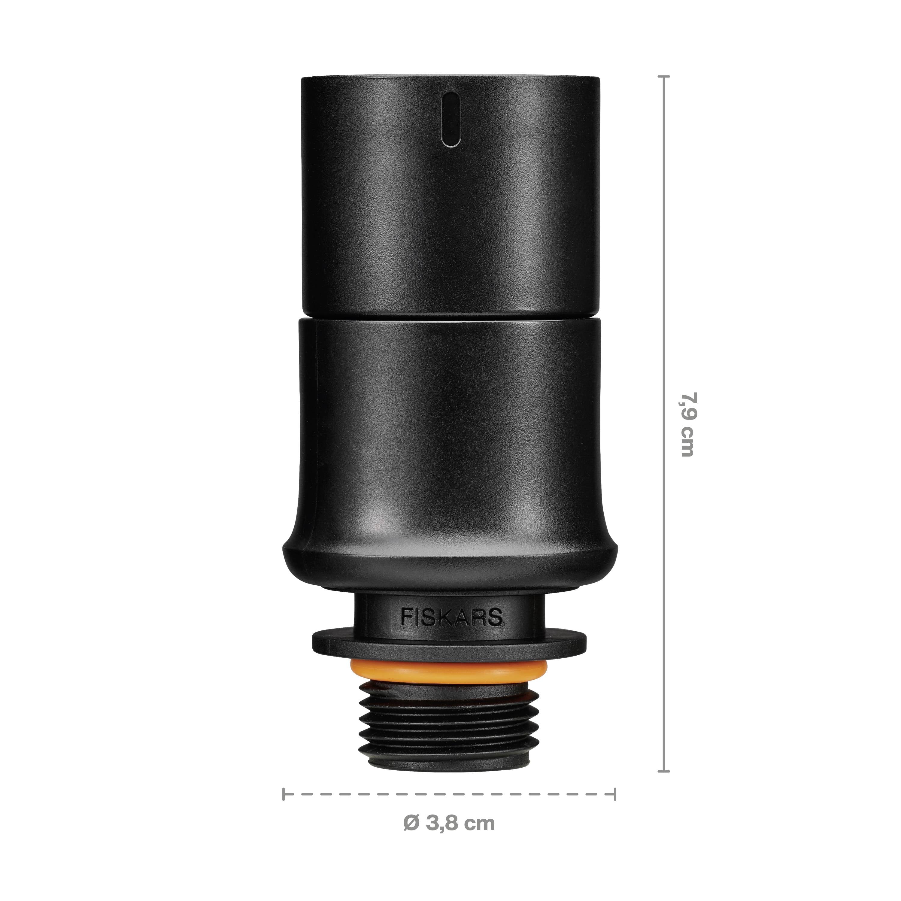 Crni plastični adapter tvrtke Fiskars ima promjer od 3,8 cm i visinu od 7,9 cm.