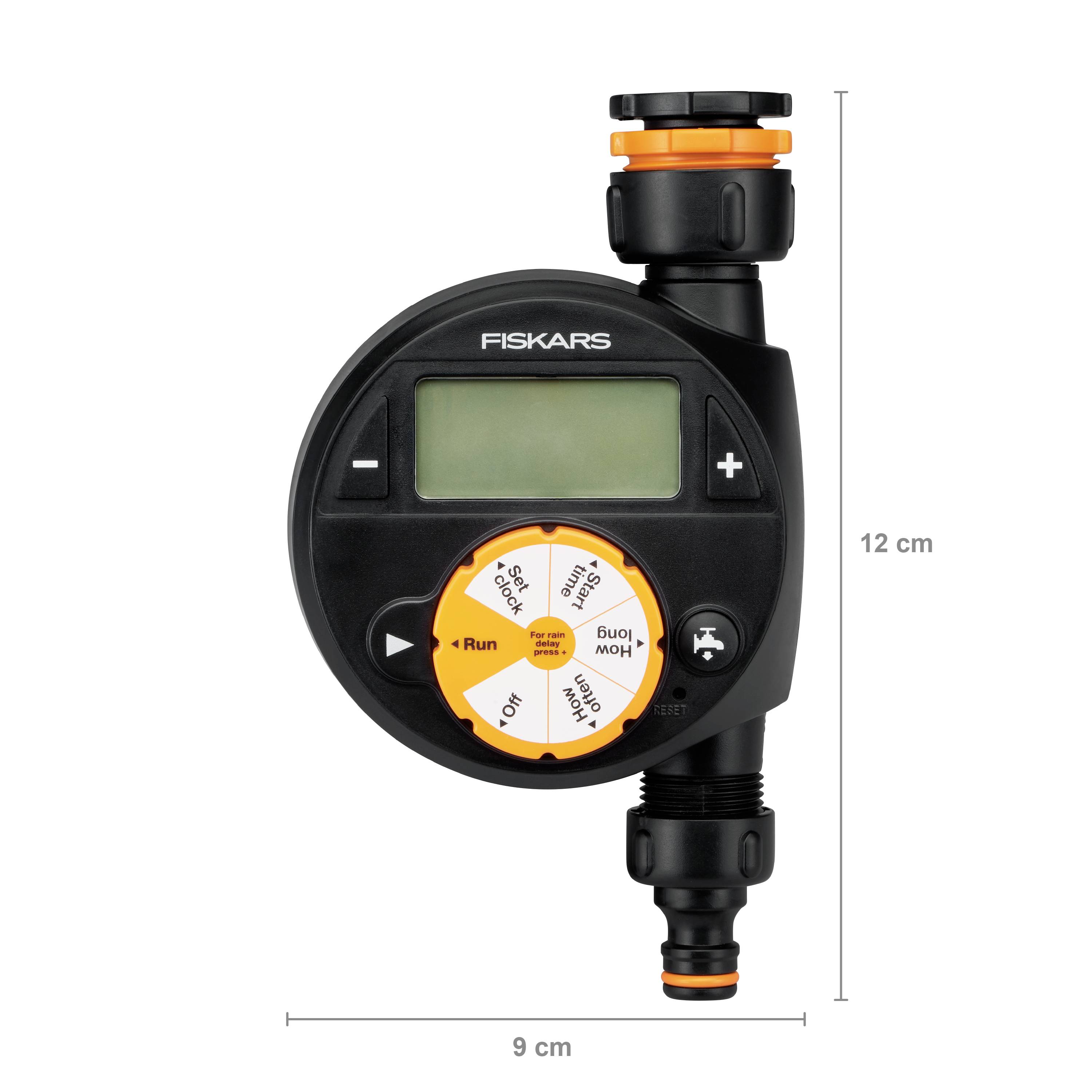Timer za navodnjavanje s digitalnim zaslonom, logotipom marke gore, narančastim upravljačkim elementima i priključcima; dimenzije su 9 cm širine i 12 cm visine.