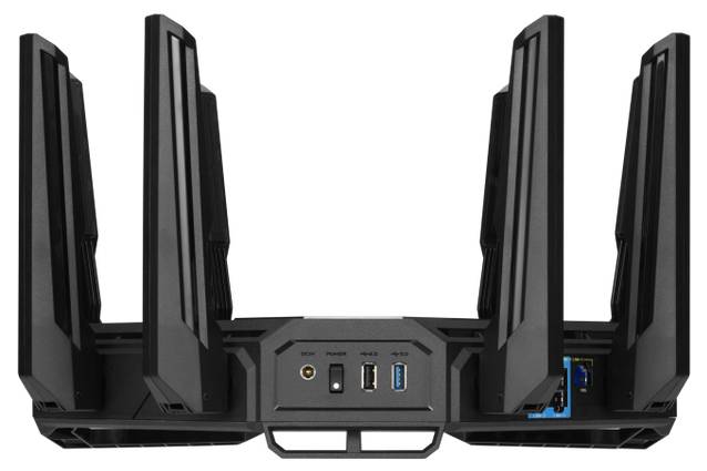 Crni WLAN usmjerivač s nekoliko velikih antena, USB i Ethernet priključcima na stražnjoj strani.
