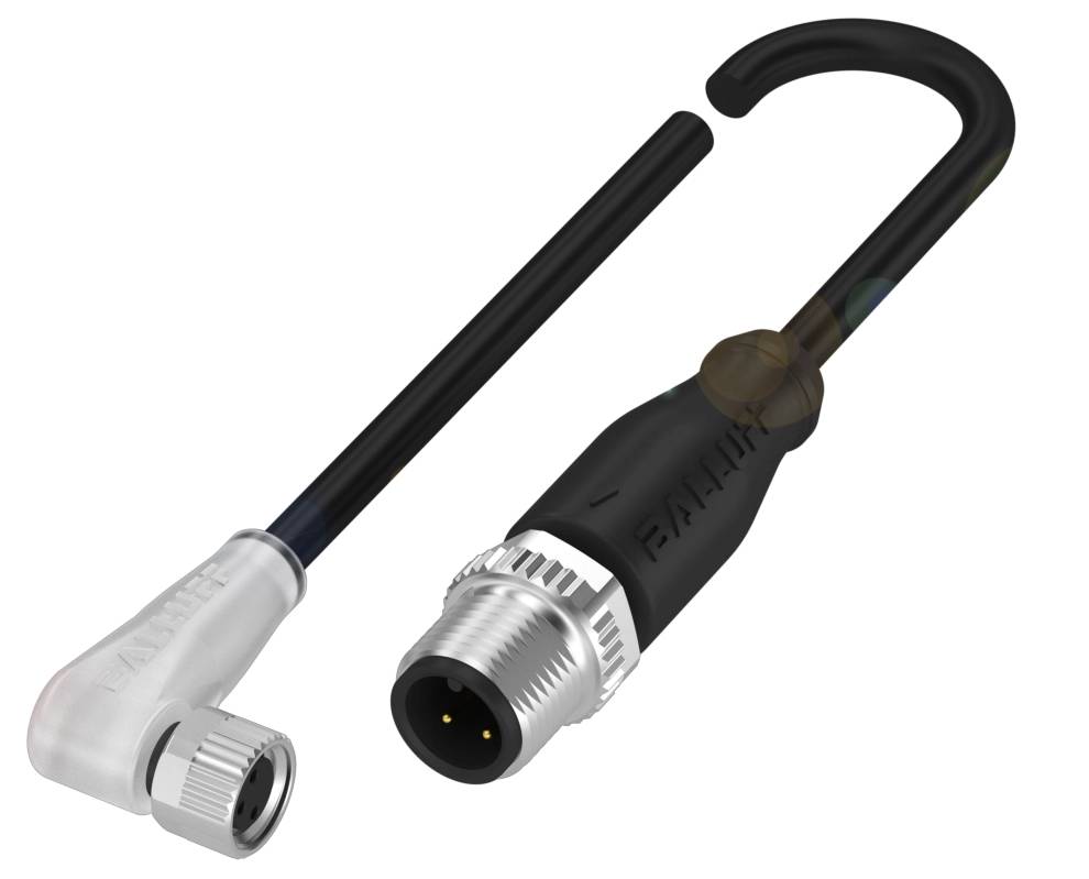 Crni kabel s C-oblikom plastičnom oblogom, spojen s pravokutnim bijelim i ravnim crnim utikačem.