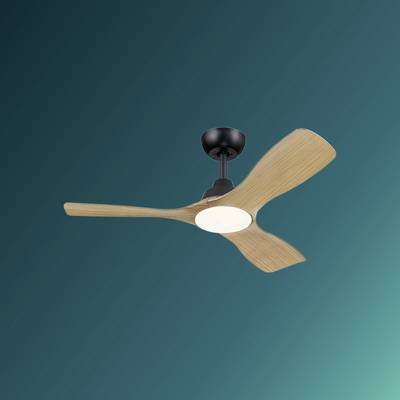 Stropni ventilator s tri drvena krila i središnjom bijelom svjetiljkom pred zelenom pozadinom.