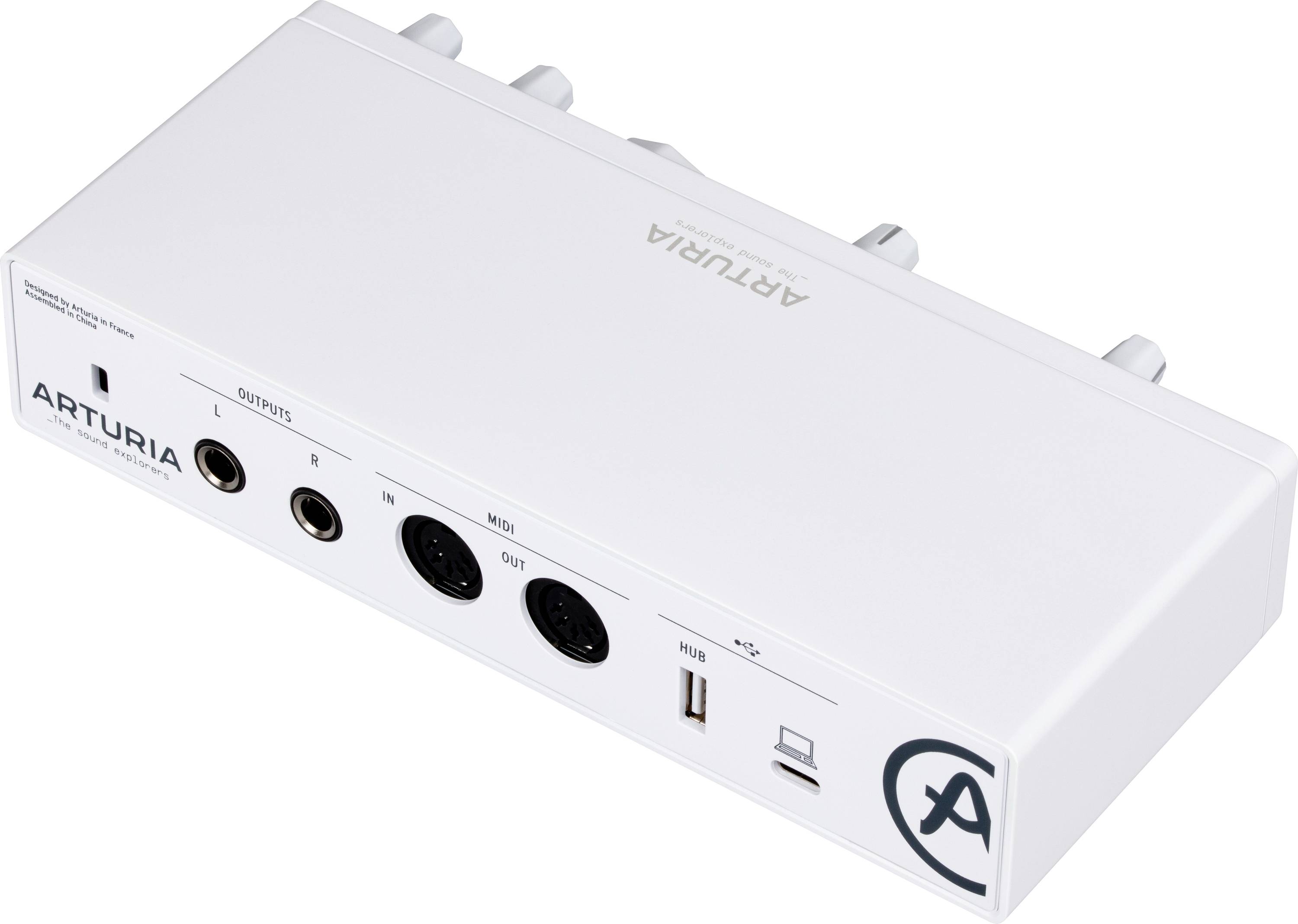 Audio-sučelje u bijeloj boji s više izlaza i priključaka, uključujući MIDI, USB i audio izlaze. Označeno s 'Arturia'.