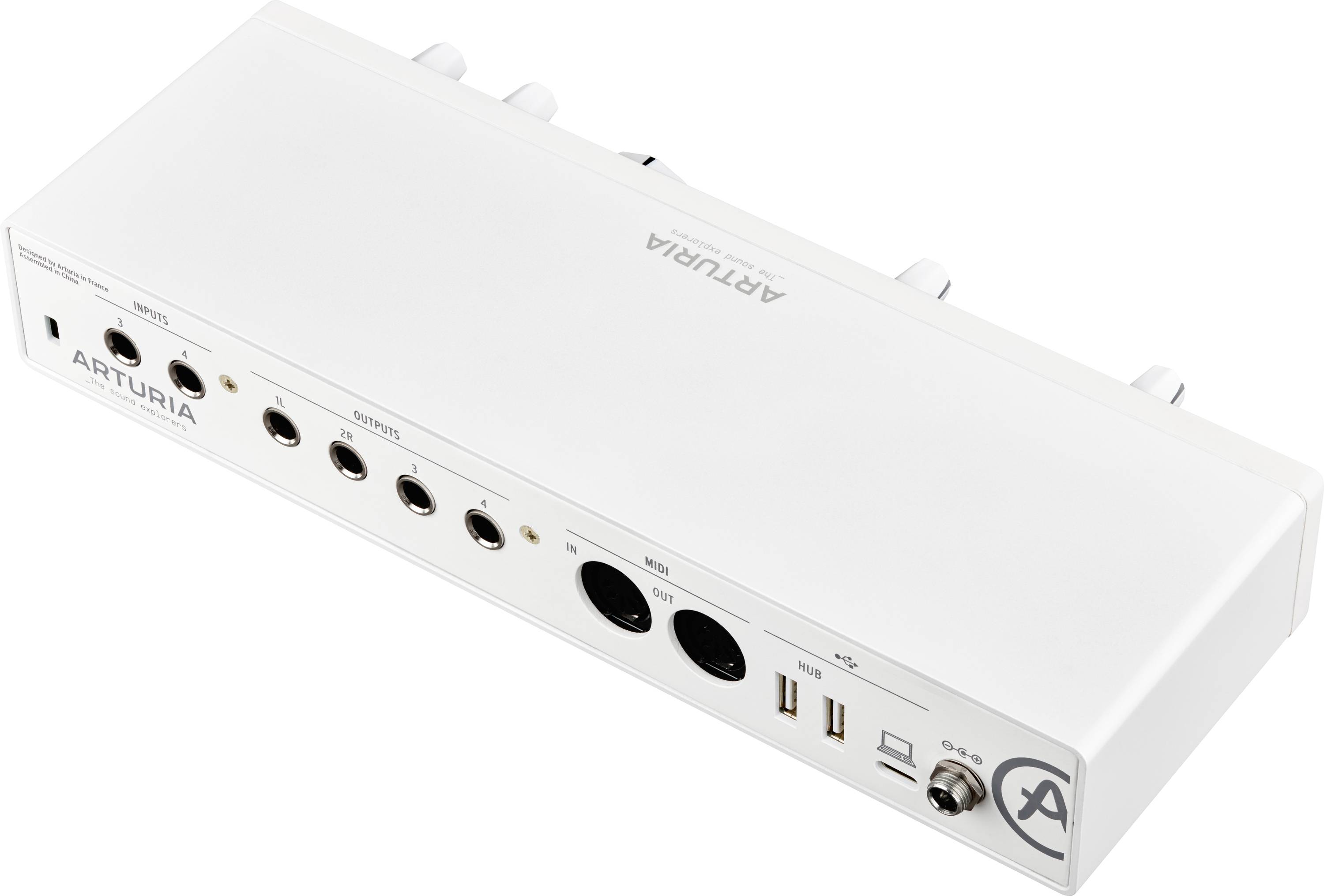 Bijeli audio interface od Arturie s više ulaza i izlaza na stražnjoj strani, uključujući audio, MIDI i USB priključke.