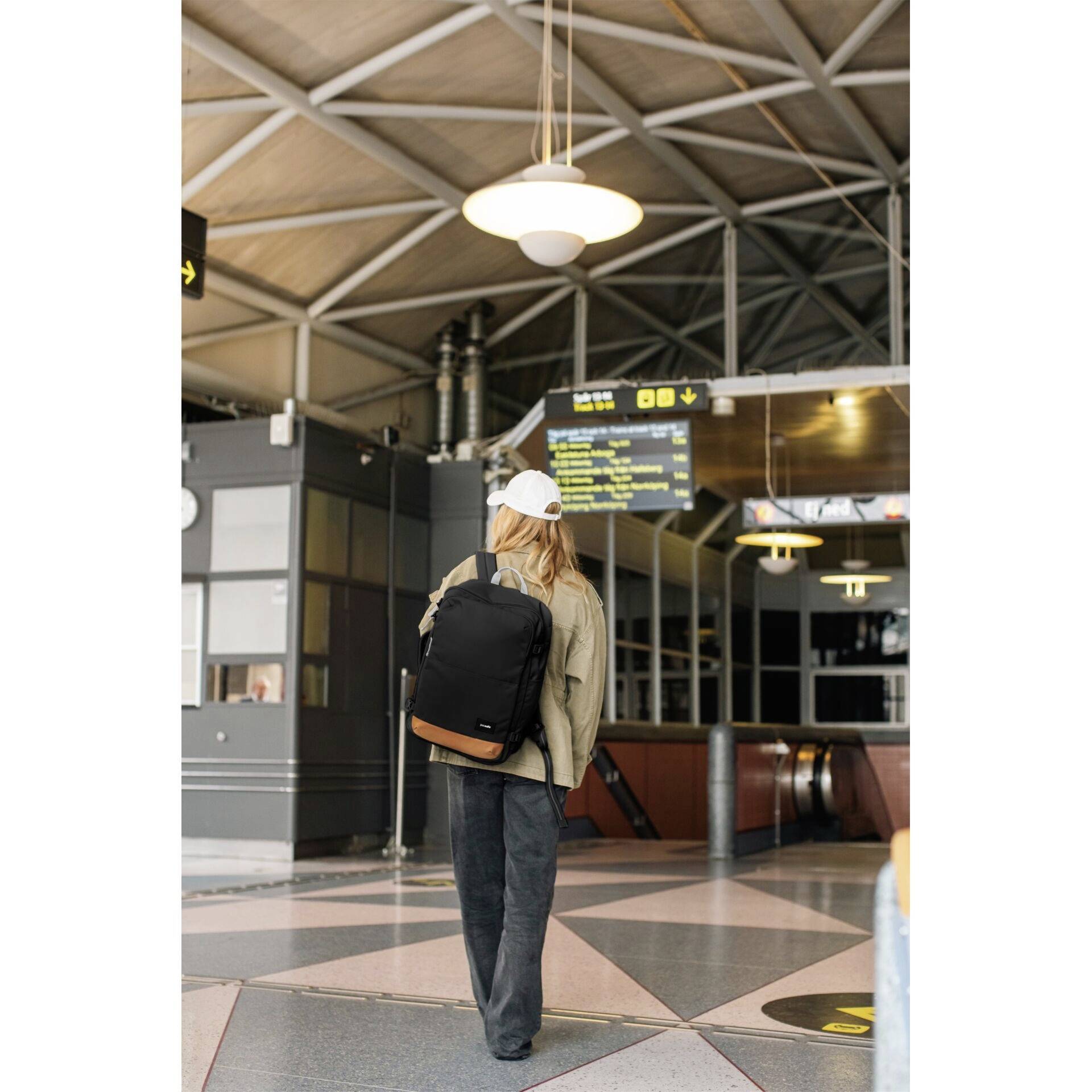 Pacsafe ruksak za prijenosno računalo GO 34l crna-13