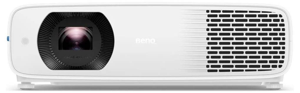 Bijeli projektor s velikim centralnim objektivom i ventilacijskim rešetkama s desne strane.