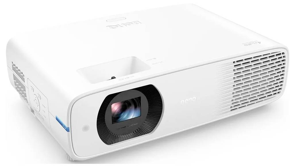 Bijeli projektor s ventilacijskim otvorima sa strane i objektivom sprijeda, namijenjen za prikazivanje multimedijskog sadržaja u učionicama ili konferencijskim dvoranama.