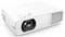 Bijeli projektor s ventilacijskim otvorima sa strane i objektivom sprijeda, namijenjen za prikazivanje multimedijskog sadržaja u učionicama ili konferencijskim dvoranama.
