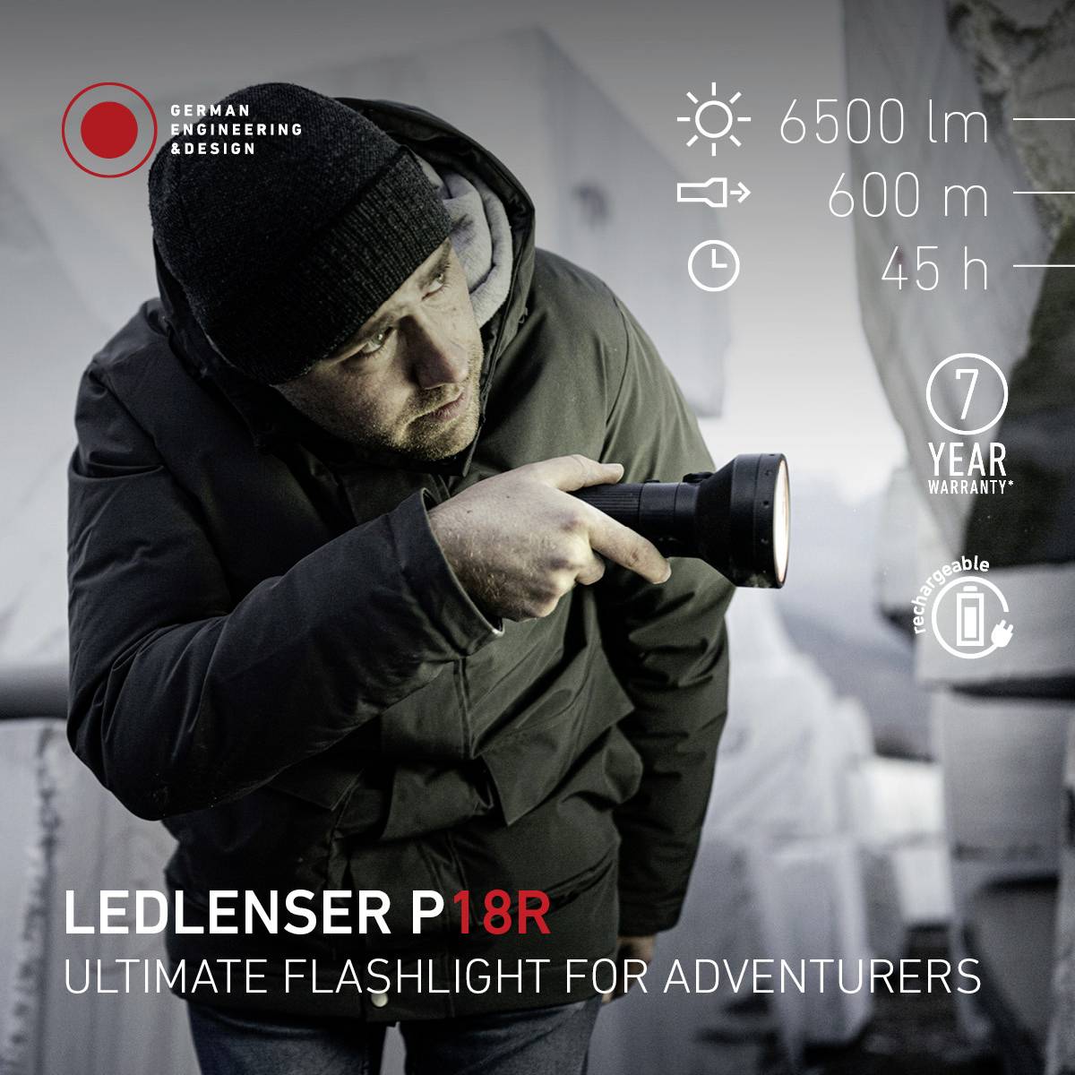Muškarac drži baterijski reflektor u ruci. Tekst: 'LEDLENSER P18R', '6500 lm', '600 m', '45 h', '7 godina jamstva', 'Punjiv'.