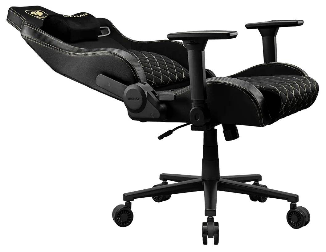 Ergonomska crna gaming stolica s jastukom u dijamantnom uzorku, podesivim naslonima za ruke i nagibnim naslonom na točkićima.