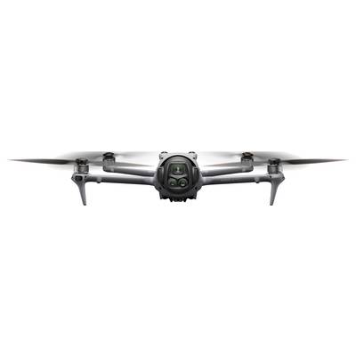 Quadkopter dron s četiri propelera i kamerom leti, usmjeren naprijed, prikazujući svoj kompaktan i simetričan dizajn.