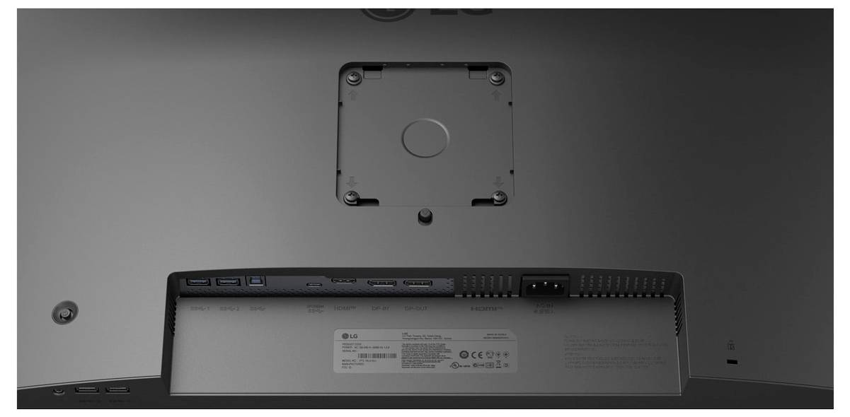 Slika prikazuje stražnji panel monitora koji sadrži priključke, uključujući dva USB priključka, HDMI, DisplayPort i priključak za napajanje.