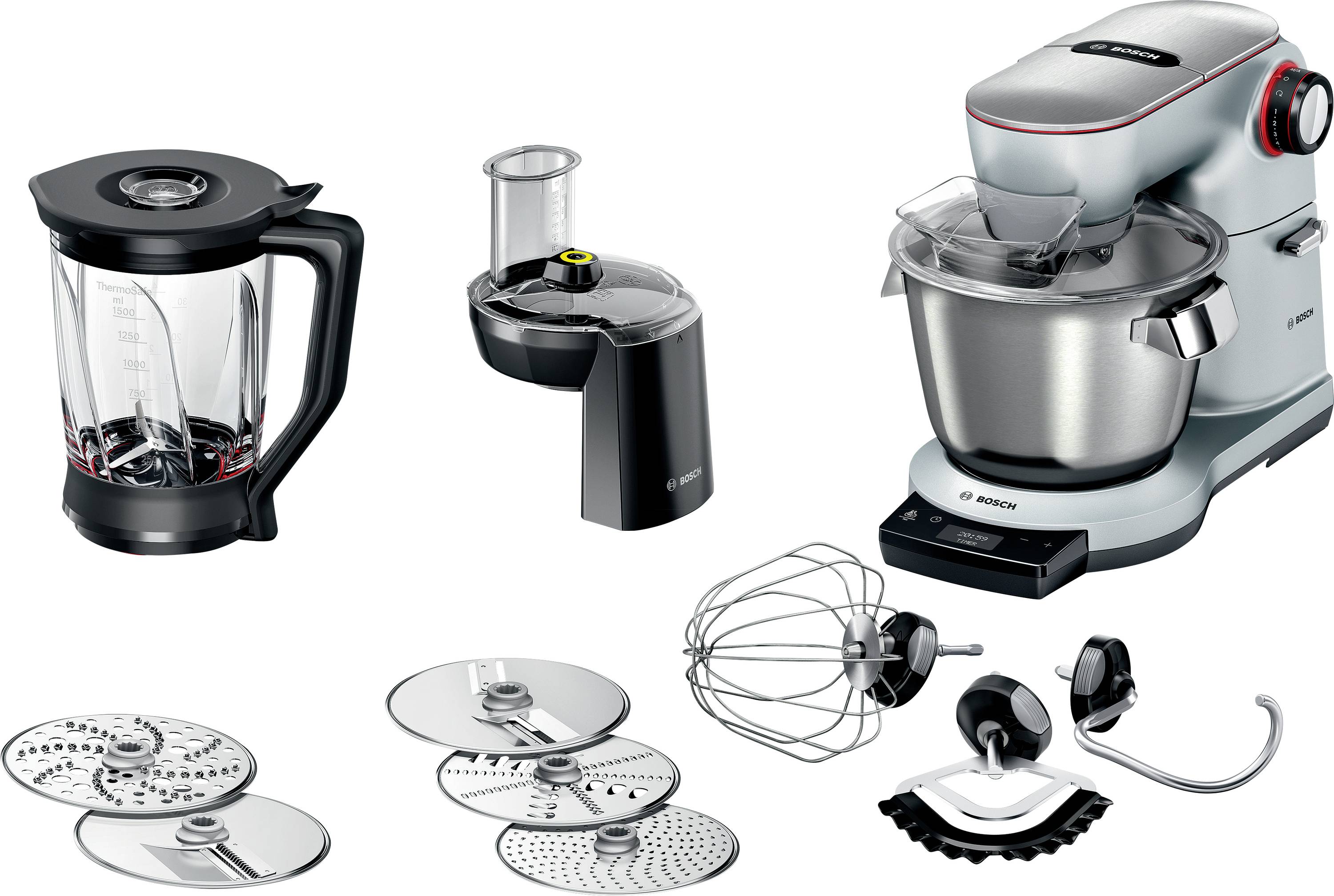 Stolni mikser za kuhinju s više dodataka uključujući blender kantu, sjeckalo za hranu, rezne diskove, žičnjak, kuku za tijesto i nastavak za miješanje, postavljen na bijadoj pozadini.