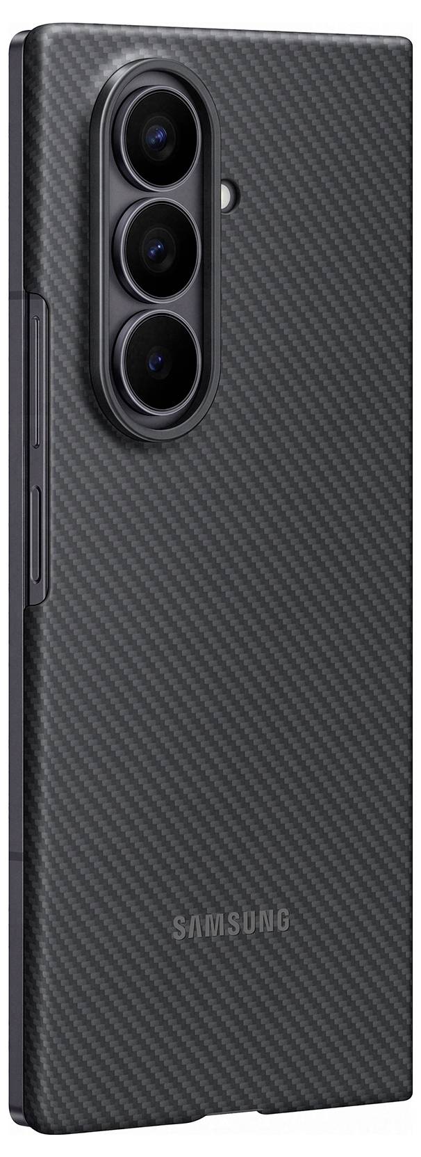 Samsungov telefon s teksturiranim crnim kućištem, koji na stražnjoj strani ima tri objektiva fotoaparata poredana vertikalno.