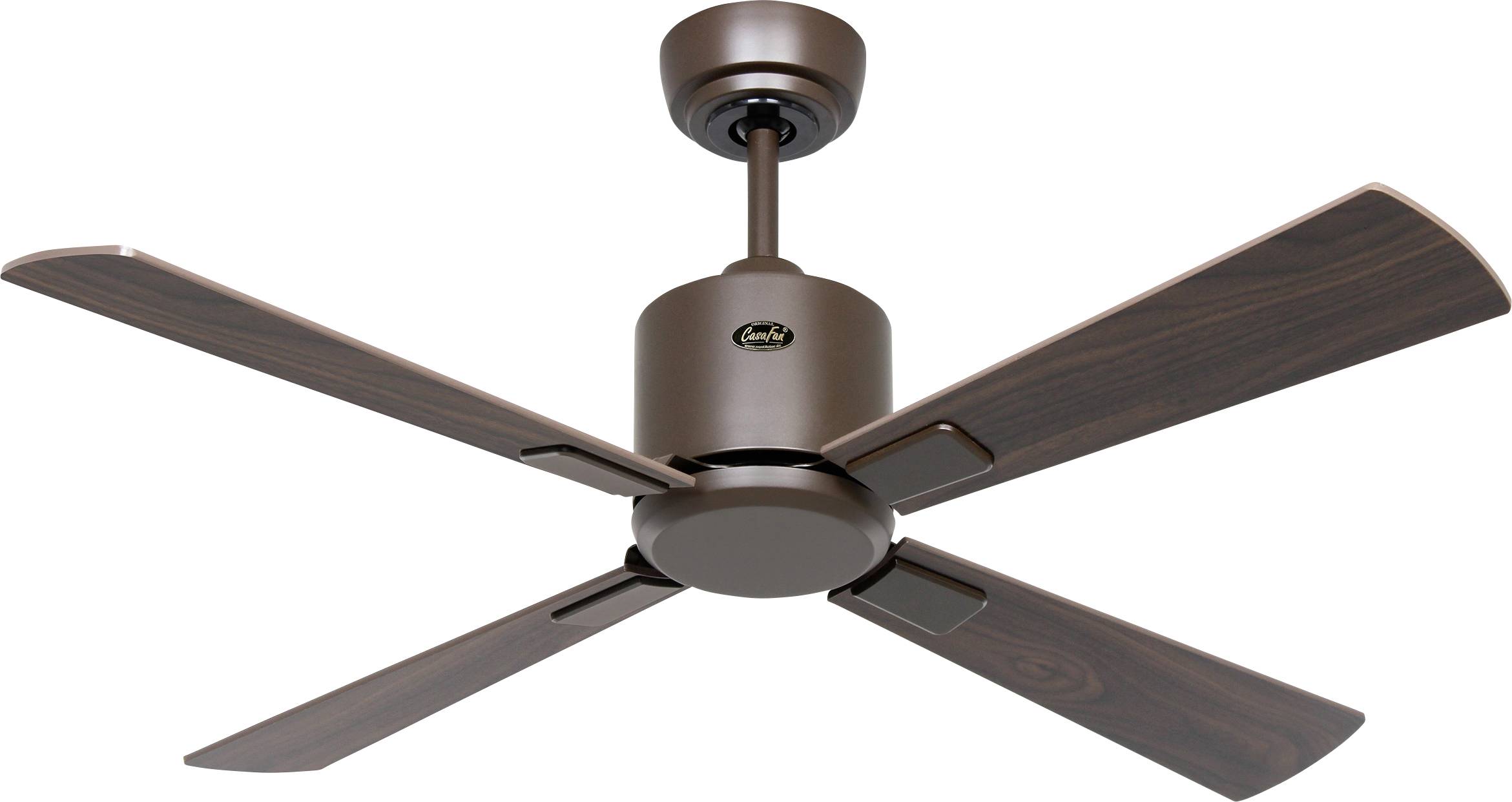 Smeđi stropni ventilator s četiri drvene lopatice i jednostavnim, modernim dizajnom.