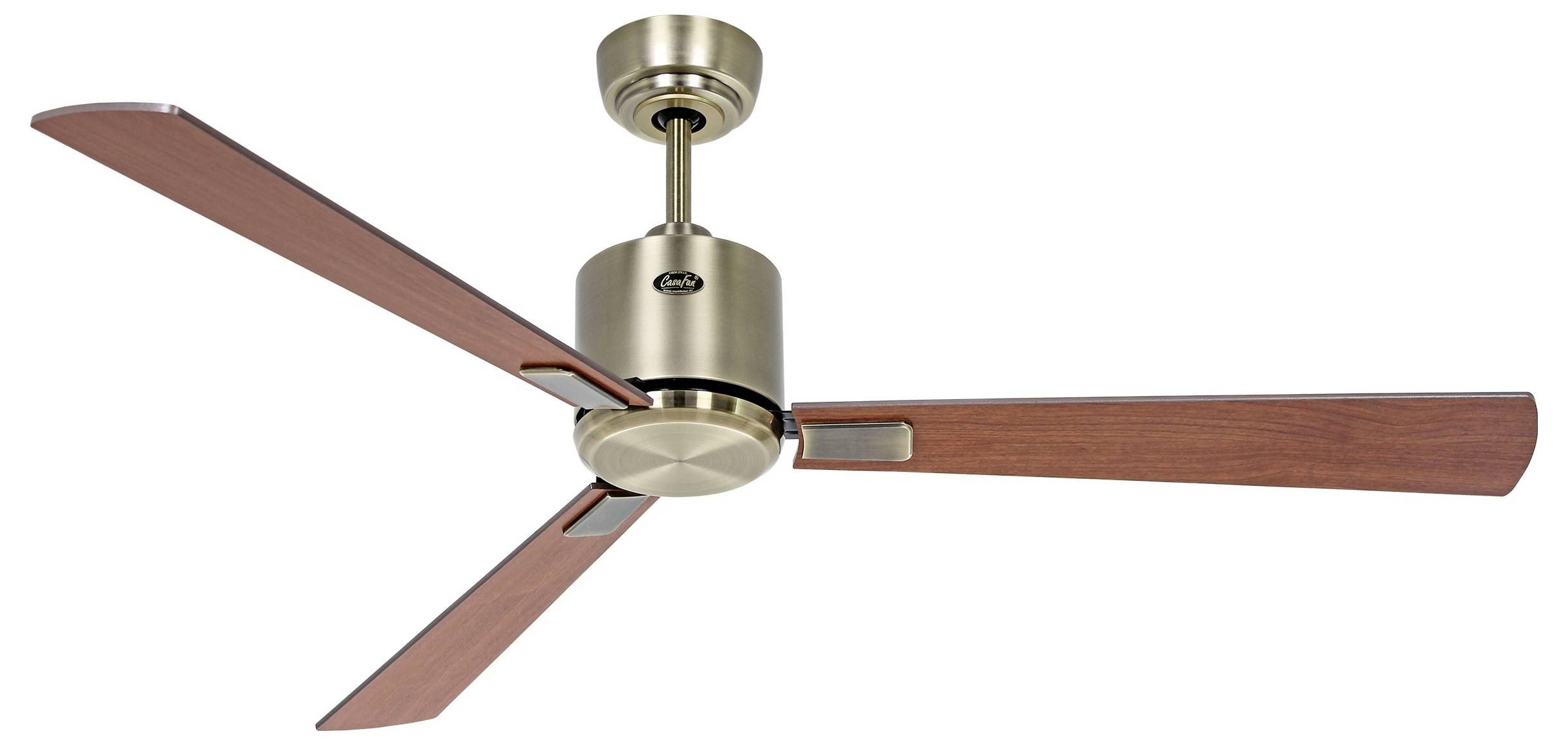 Moderni stropni ventilator s tri drvene lopatice i metalnim završetkom, postavljen na kratku šipku, prikazan na bijeloj pozadini.