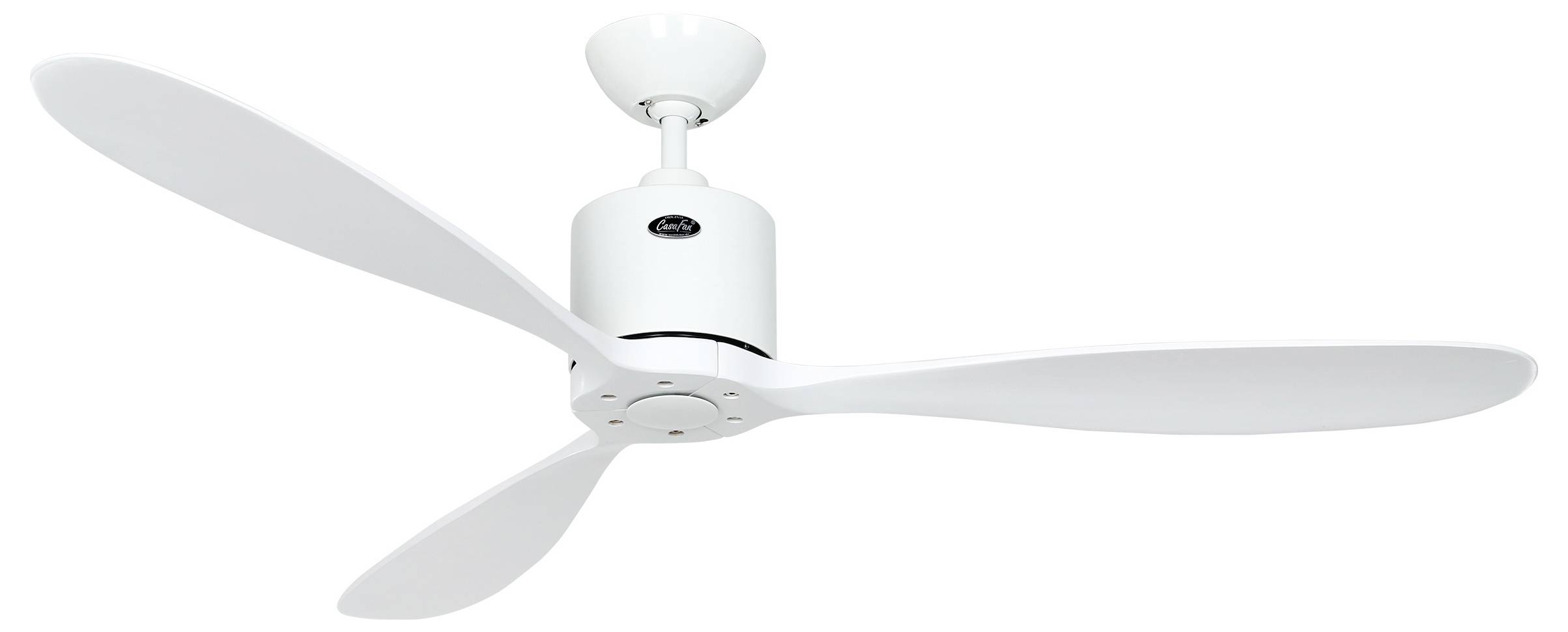 Bijeli stropni ventilator s tri kraka, pričvršćen na okrugli stropni nosač.