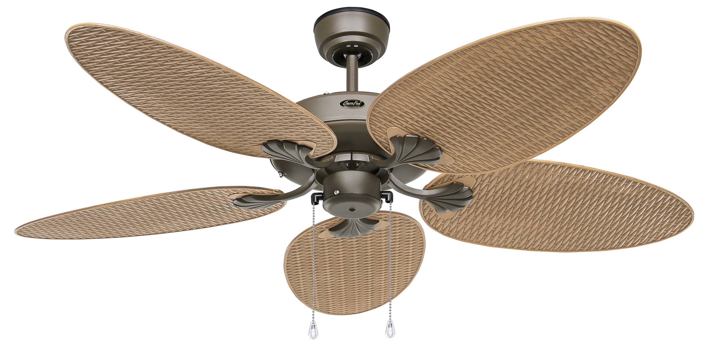 Stropni ventilator s pet lopatica u stilu pletiva i središnjim metalnim nosačem, s dva lančića za upravljanje.