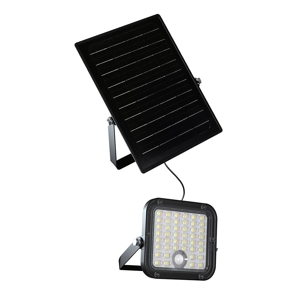 Solarna LED reflektorska svjetiljka s priključenom solarnom pločom, namijenjena vanjskoj uporabi, koja sadrži multiple LED žarulje za intenzivno osvjetljenje.