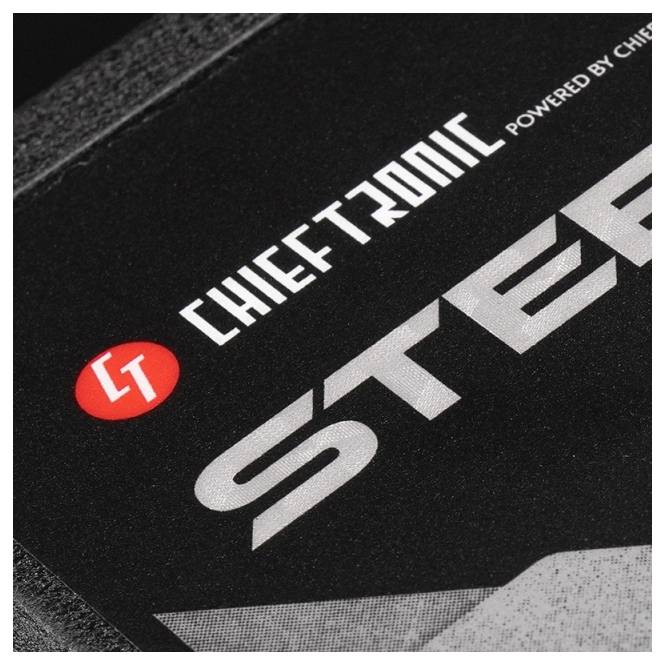 'CHIEFTRONIC' logotip i 'STEEL' tekst s crvenim kružićem i bijelim slovima 'CT' na tamnoj pozadini, što sugerira brending ili oznaku proizvoda.