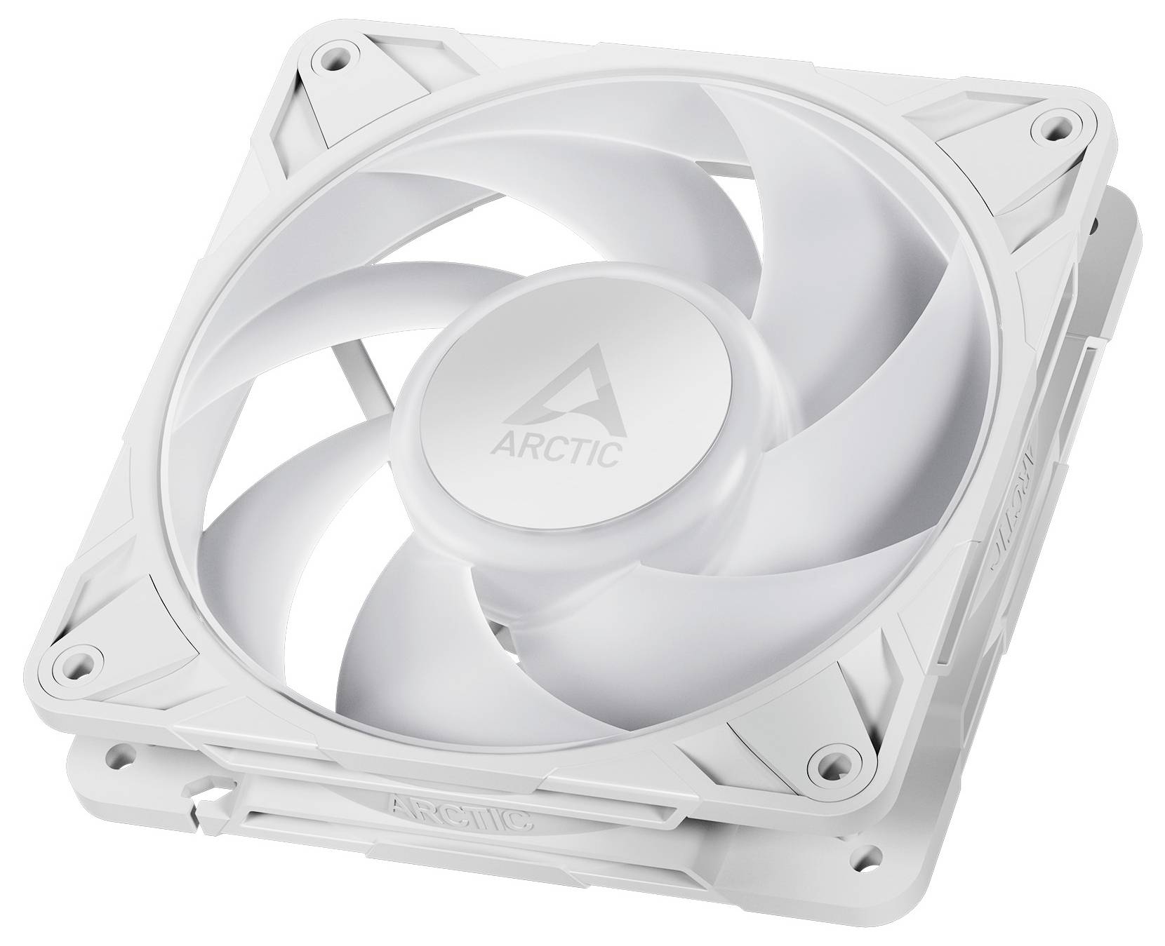 Bijeli ventilator za hlađenje računala sa quadratnim okvirom i zakrivljenim oštricama, s logotipom Arctic u centru, često korišten u PC-jevima za cirkulaciju zraka.