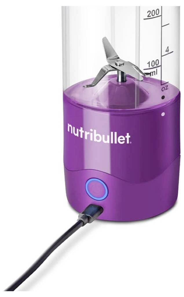 Prijenosni blender s ljubičastom bazom, označen natpisom 'nutribullet', i prozirnom posudom za miješanje s oznakama mjerenja.