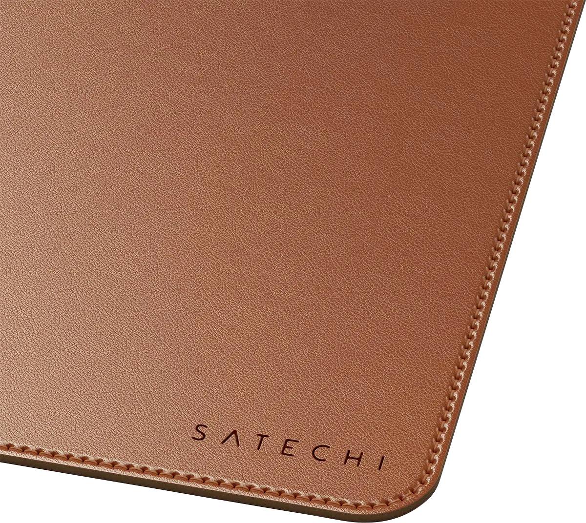 Smeđa, kožnoj koži slična pravokutna podloga za miša s utisnутim logotipom 'Satechi' u donjem kutu.