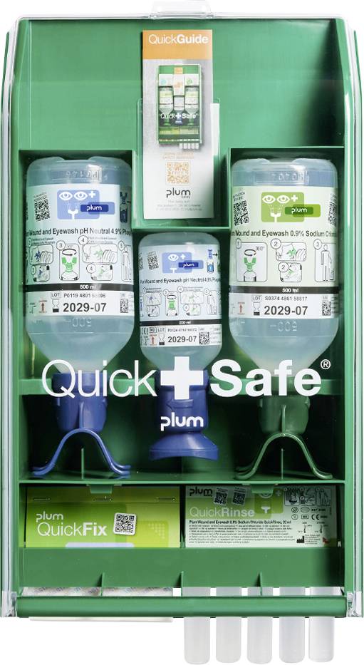 Zidno montirana QuickSafe stanica prve pomoći s flašicama za ispiranje očiju, QuickGuide vodičem, QuickFix zalihama i QuickRinse paketom unutar zelene ormare.