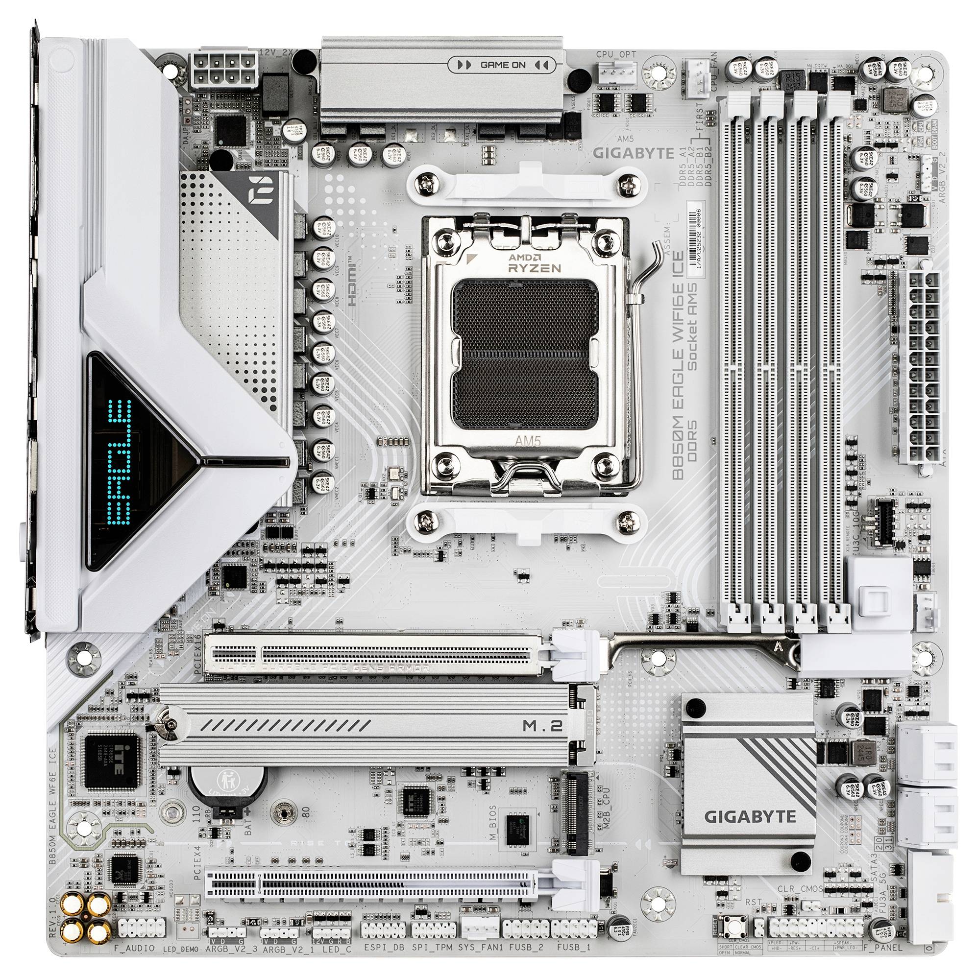 Bijela Gigabyte matična ploča dizajnirana za Ryzen procesore, s PCIe utorima, DDR memorijskim slotovima i M.2 konektorom.