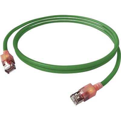 Zeleni Ethernet kabel s prozirnim konektorima, osvjetljen crvenim svjetlom, savijen u kružni oblik na bijeloj pozadini.