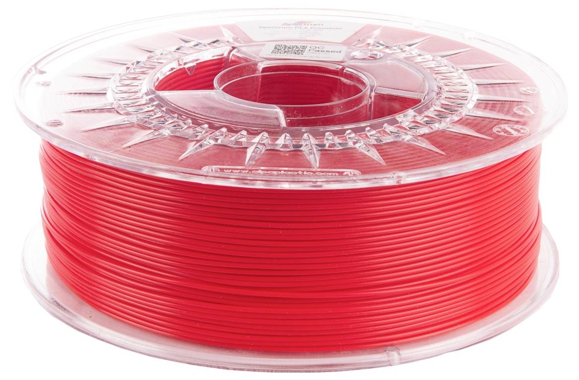 Kotur crvene 3D printarske niti zapakiran u prozirnu plastiku, prikazuje čvrsto namotanu nit koja se koristi za 3D printere.