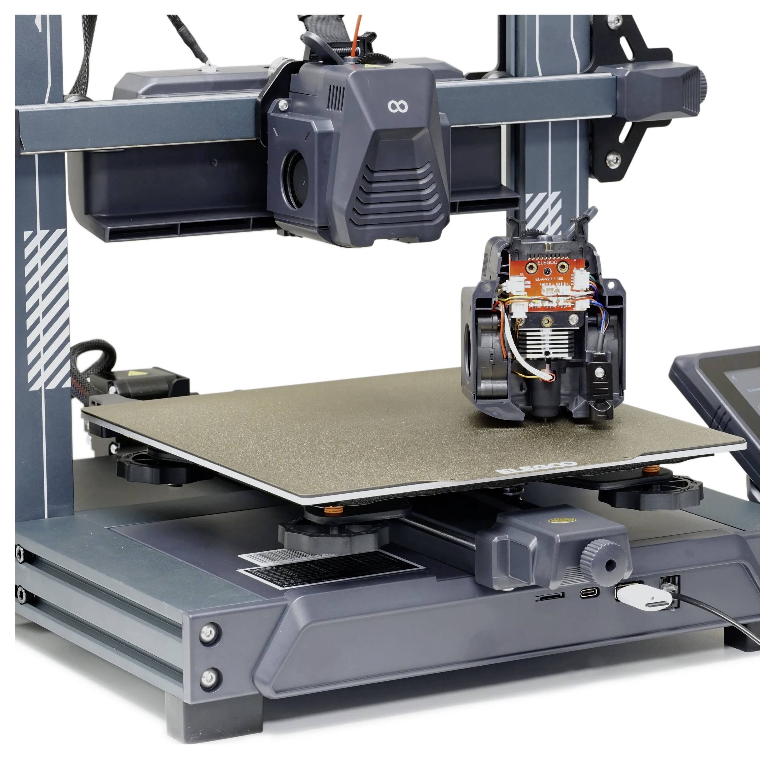 3D printer u radu s djelomično isprintanim objektom, prikazuje platformu za izgradnju i ekstruder koji se kreće.