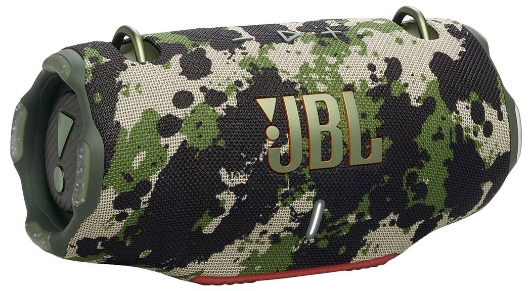 Prijenosni JBL zvučnik u kamuflaž uzorku, s istaknутim JBL logotipom; dizajniran za vanjsku upotrebu, izdržljiv i vodootporan.