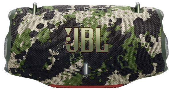 Zvučnik s uzorkom maskiranja koji je prenosiv, s logom 'JBL' na prednjoj strani.