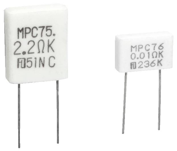 Dva bijela elektronička otpornika s metalnim vodičima. Veći otpornik prikazuje 'MPC75, 2.2ΩK, C', a manji 'MPC76, 0.01Ω, K'.