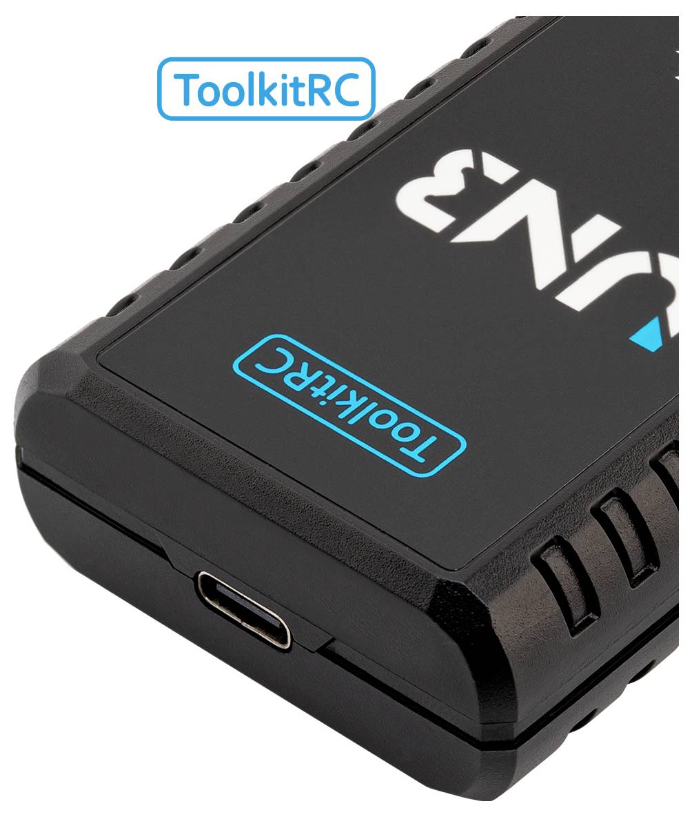 Krupni plan crne ToolkitRC naprave koja prikazuje USB-C priključak za punjenje s plavom oznakom 'ToolkitRC' vidljivom na zaslonu.
