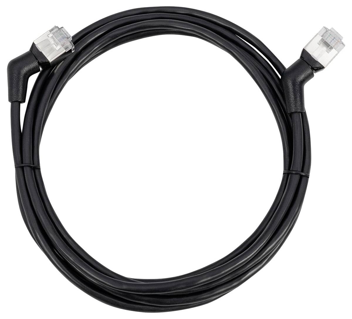 Crni Ethernet kabel namotан u zavojima s dva konektora na svakom kraju, koji se koristi za umrežavanje i internetske veze.