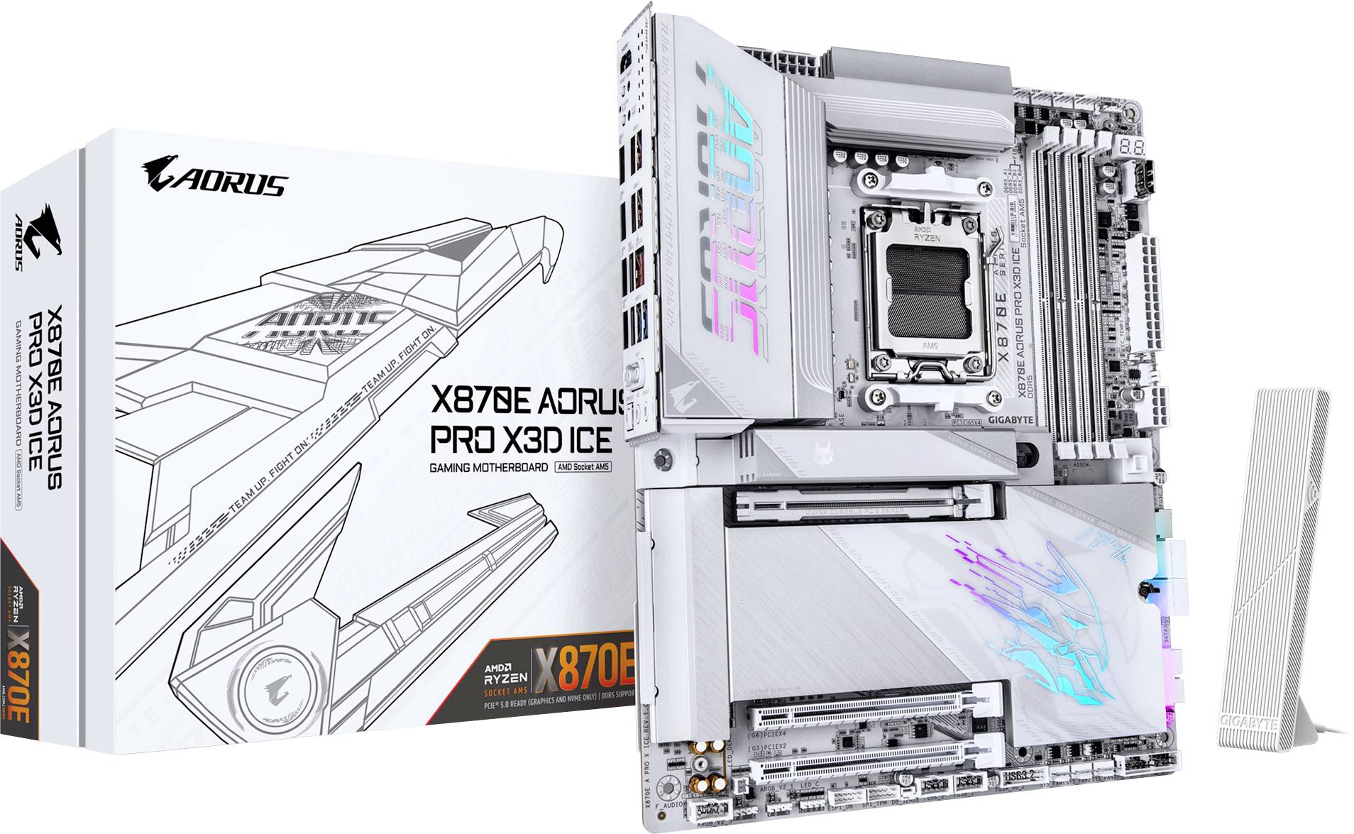 Srebrno-bijela gaming matična ploča označena kao 'X670E AORUS PRO X3D ICE', s futurističkim dizajnom i RGB osvjetljenjem. U pozadini prikazana kutija.