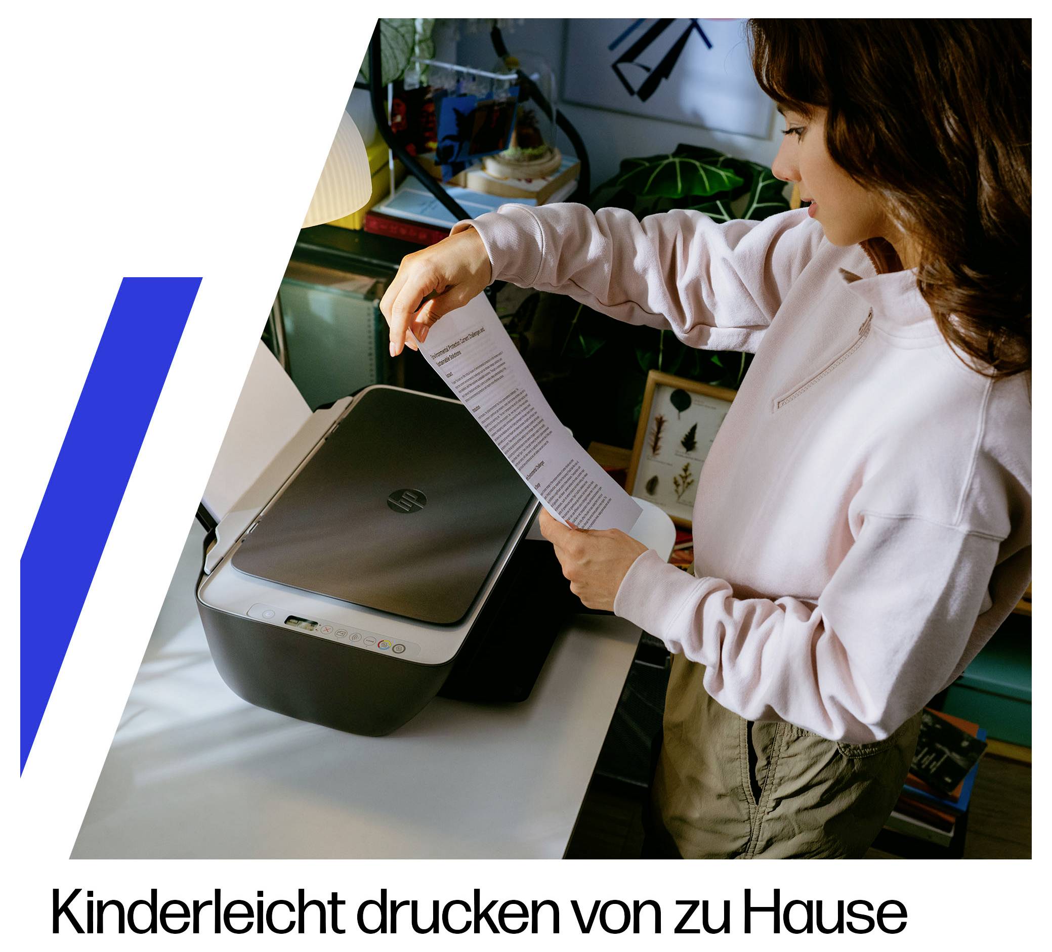 Žena umeće papir u HP printer kod kuće; njemački tekst kaže 'Kinderleicht drucken von zu Hause' (lako tiskanje od kuće).