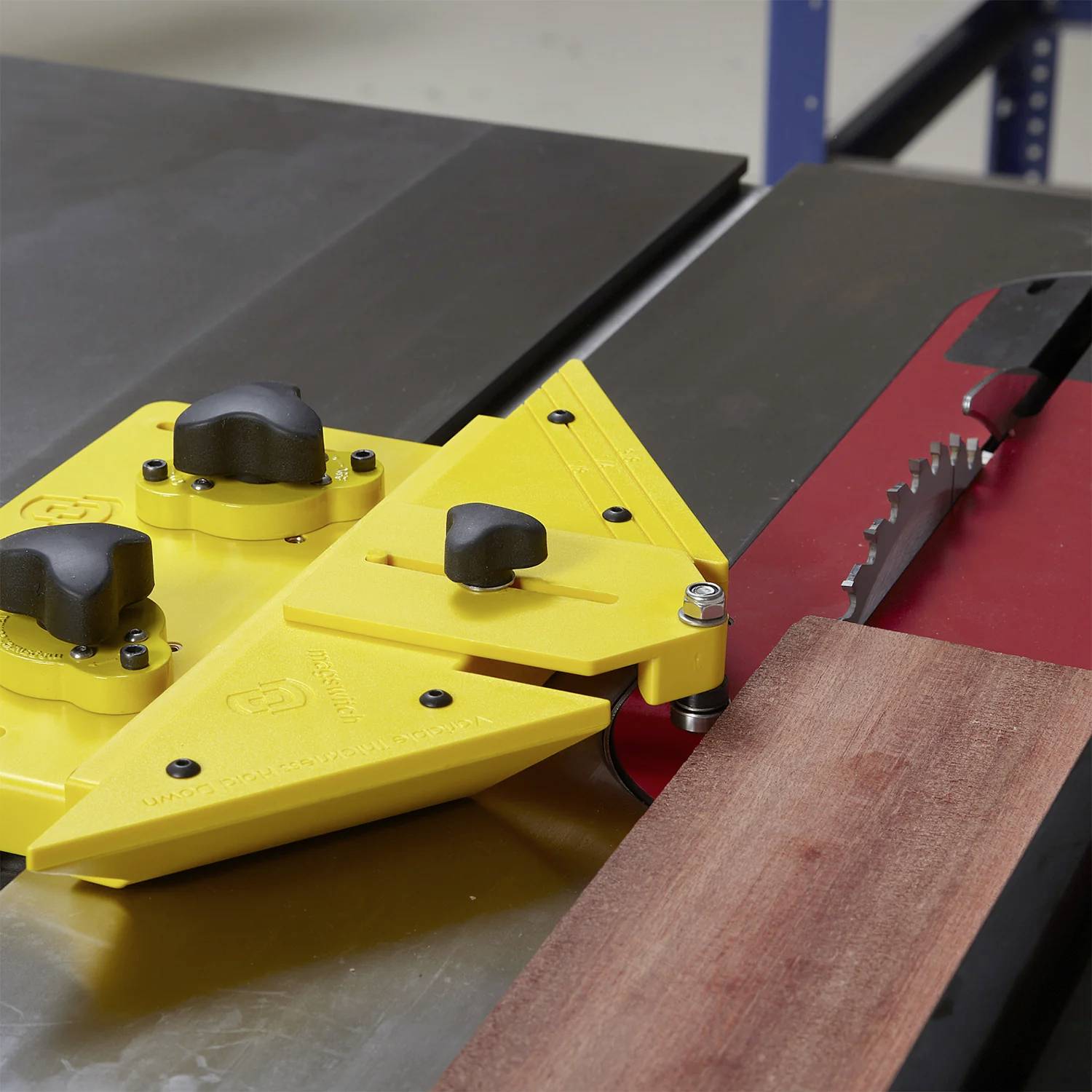 Stolna pila prikazana je sa žutom sigurnosnom vodilicom u položaju blizu oštrice. Drvena letva je poravnata za rezanje.