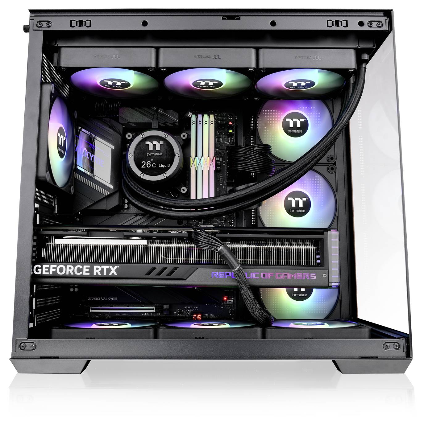 Igrački PC s obojenim LED ventilatorima i komponentama, opremljen GeForce RTX grafičkom karticom i sustavom tekućinskog hlađenja, prikazan je unutar prozirnog kućišta.