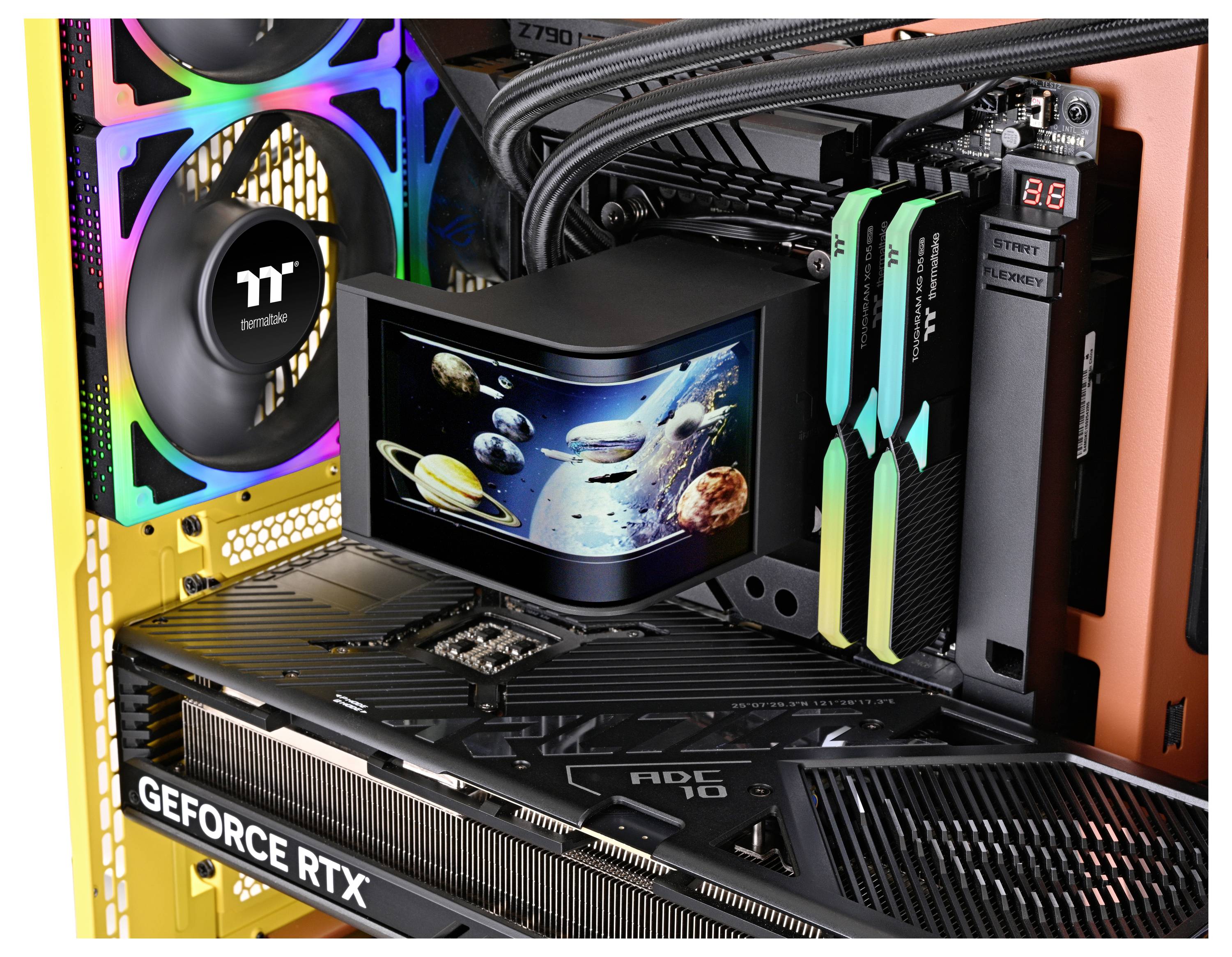Slika prikazuje unutrašnjost prilagođenog gaming računala s RGB osvjetljenjem, koji uključuje GeForce RTX grafičku karticu, sustav hlađenja i kabele.