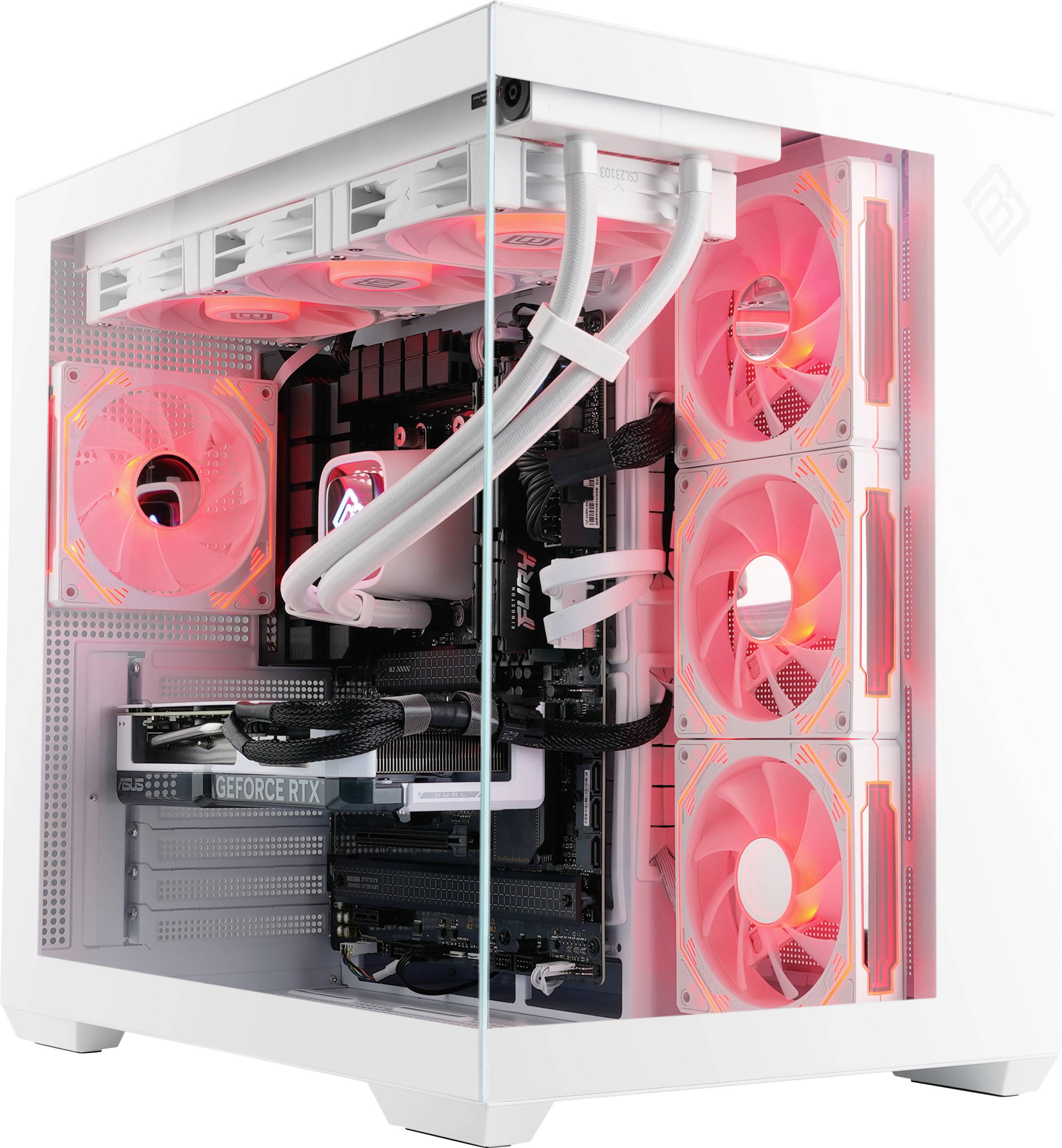 Bijeli toranj gaming računala s prozirnom bočnom stranom koja otkriva unutarnje ventilatora za hlađenje s crvenim osvjetljenjem, grafičku karticu GeForce RTX i uređeno upravljanje kabelima.