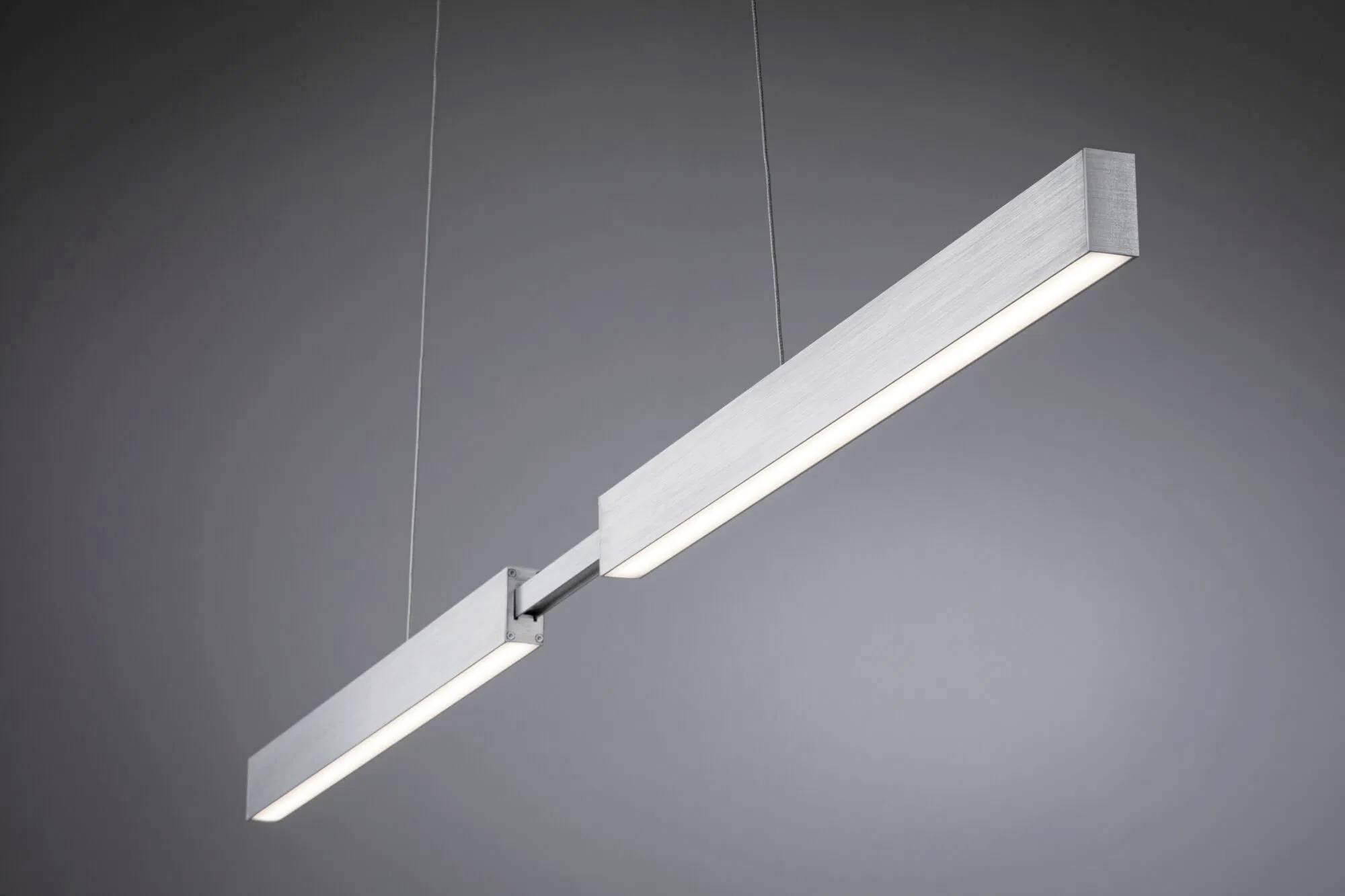 Moderan, minimalistički visilački svjetlosni fixture s dvije paralelne linearne LED trake ovješene na tankim kabelima, postavljene na sivoj pozadini.