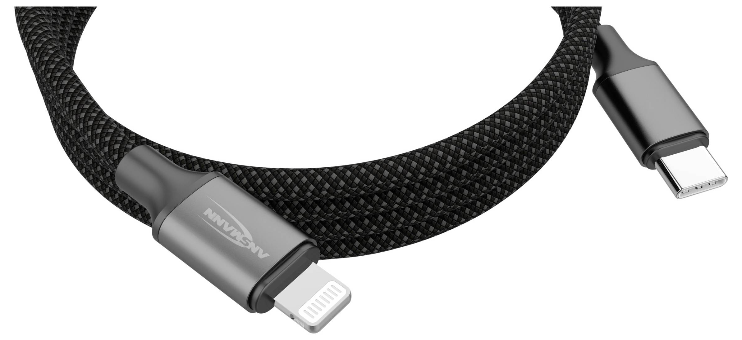 Crni pleteni punjački kabel s USB-C konektorom na jednom kraju i Lightning konektorom na drugom kraju, koji se koristi za punjenje uređaja.