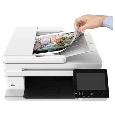 Ruka stavlja fotografiju u bijeli multifunkcionalni printer/kopirni uređaj s kontrolnom pločom. Poklopac printera je otvoren, prikazujući skeniranje fotografije.