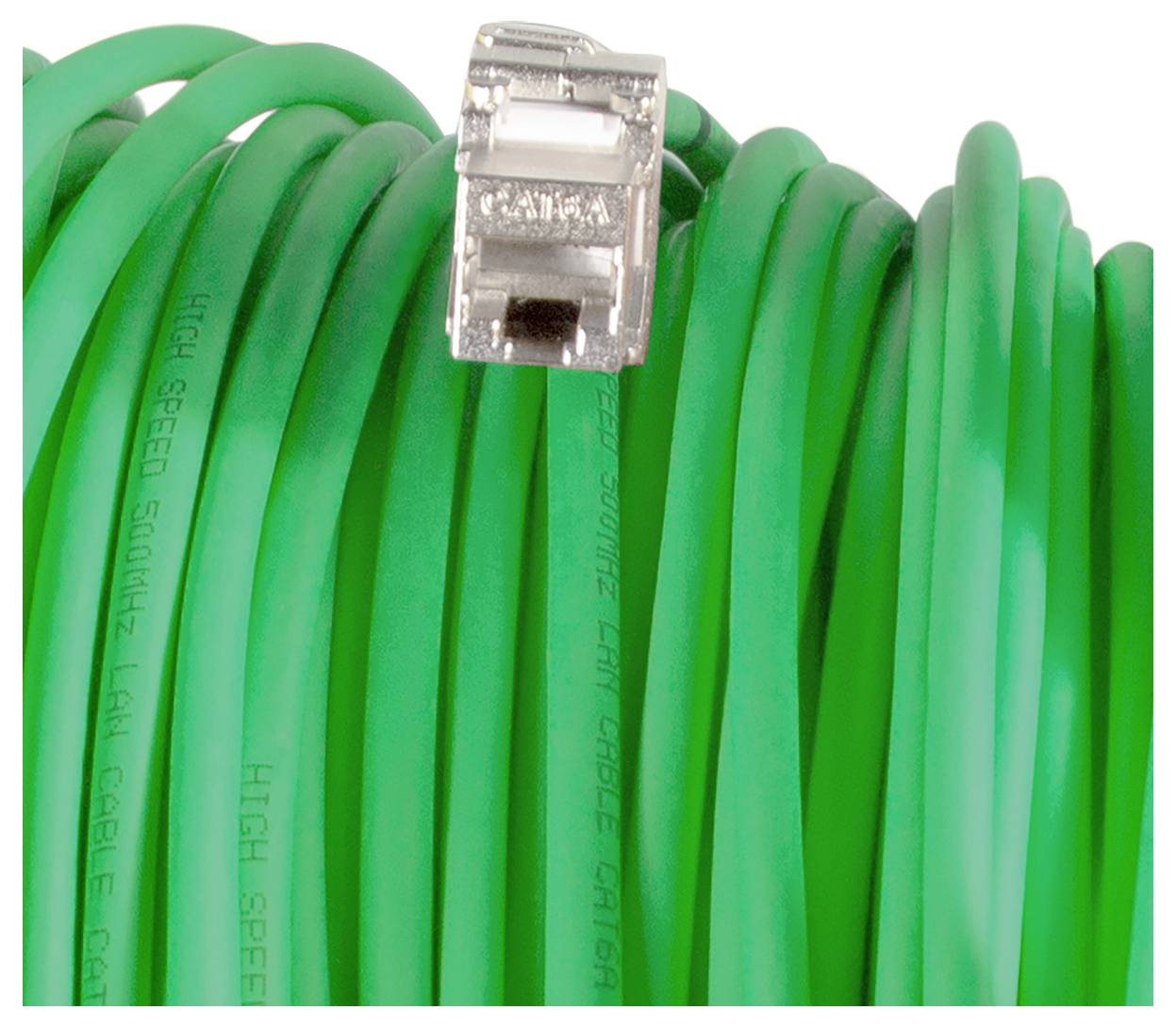 Zeleni LAN kabel visoke brzine od 500 MHz s prozirnim konektorom čvrsto je namotан.